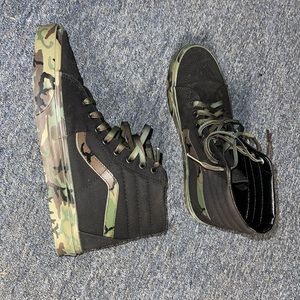 Worn once. Like new condition and they come with a set of black laces as well.